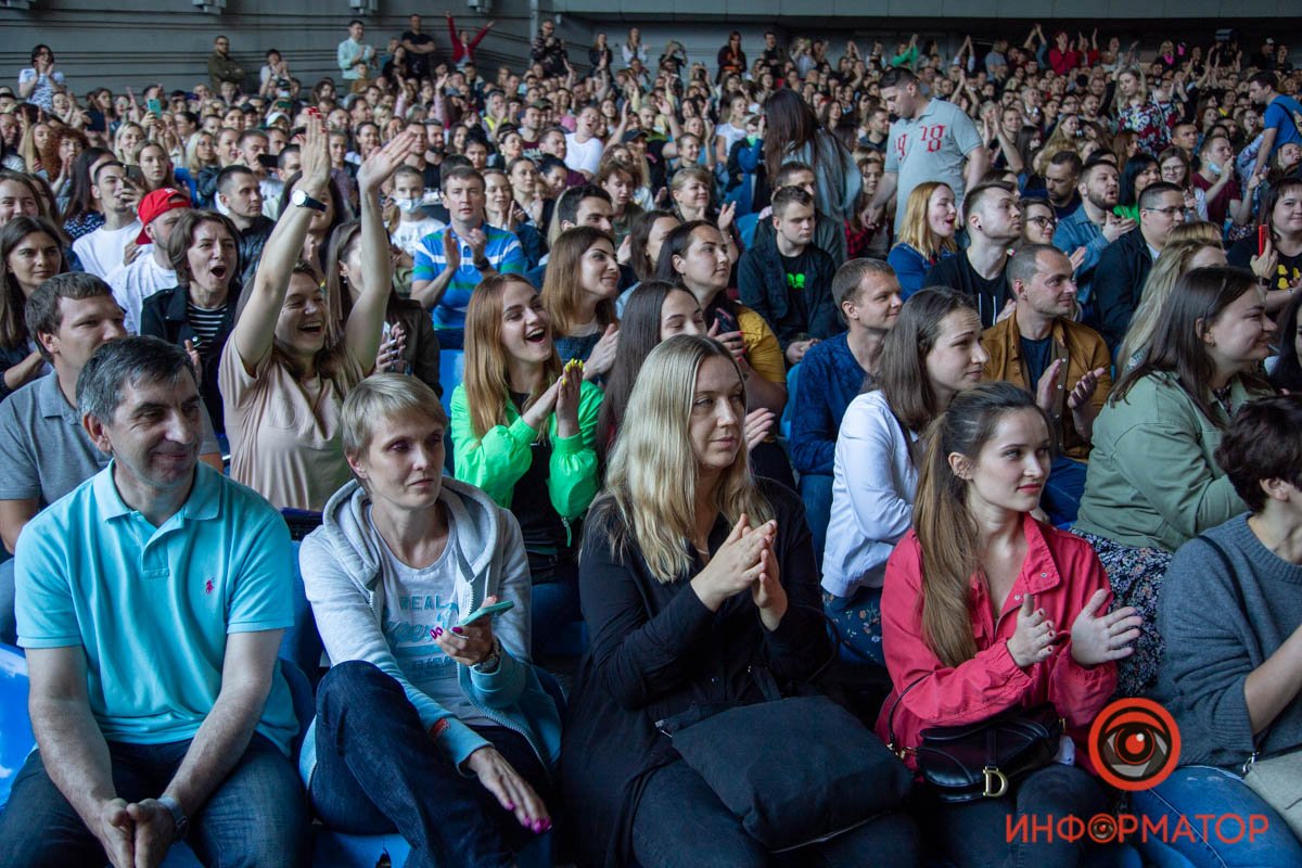 В театре было многолюдно В театре было многолюдно