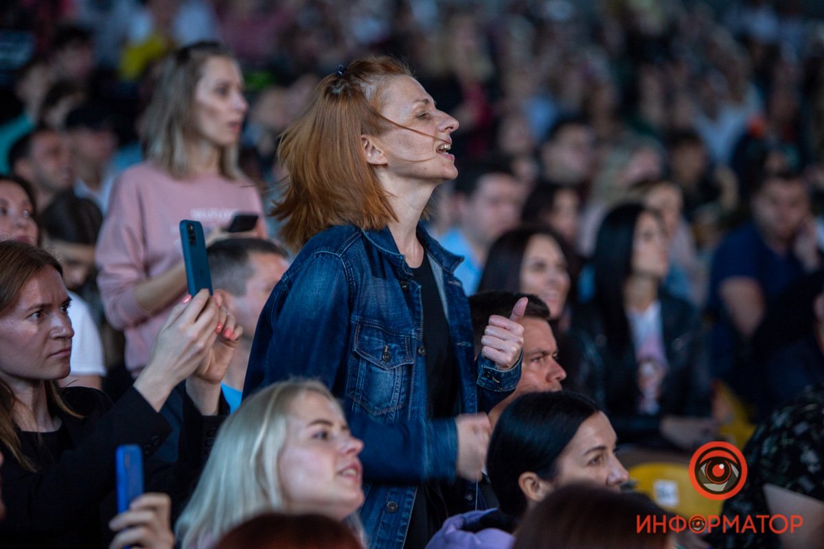 Кто-то танцевал и выпускал энергию наружу, а кто-то сникал, слушал и смотрел Кто-то танцевал и выпускал энергию наружу, а кто-то сникал, слушал и смотрел
