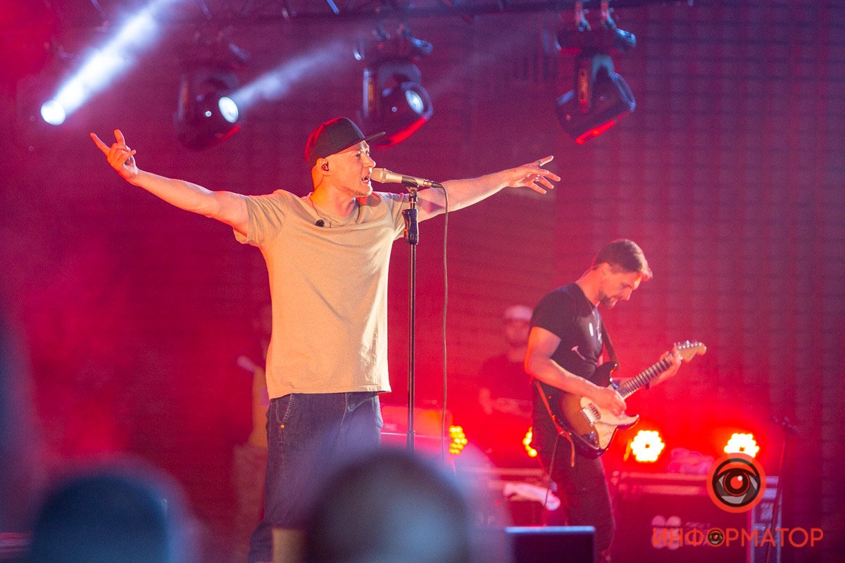 Умеет объединить аудиторию и настроить на нужный лад Умеет объединить аудиторию и настроить на нужный лад