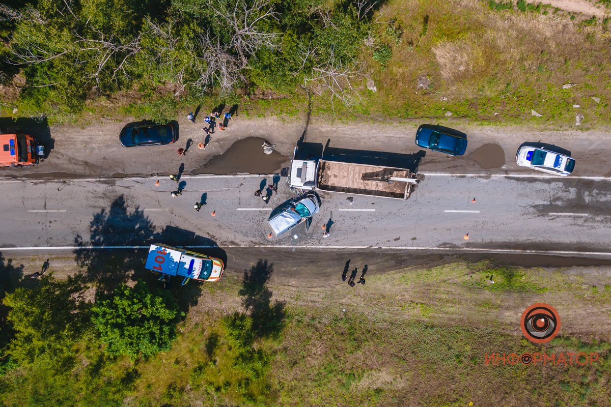 Машины объезжают по обочине