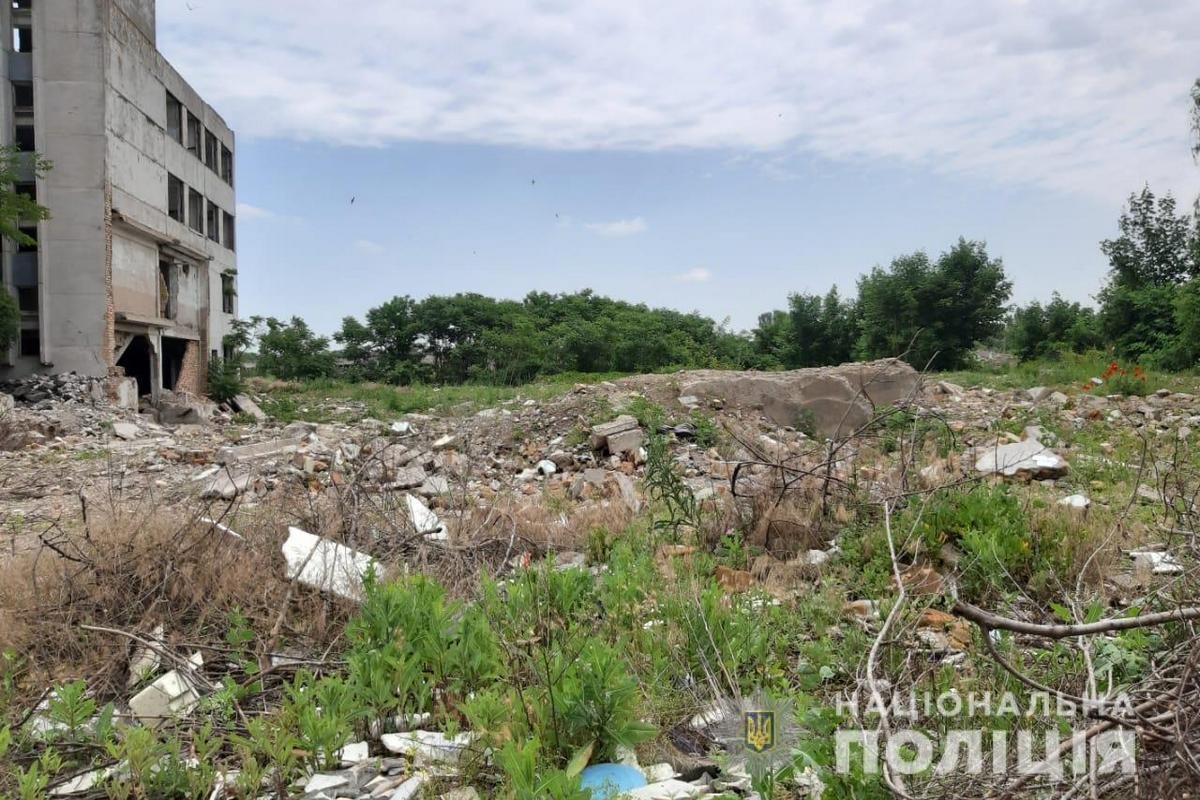 Тело девочки обнаружили на пустыре за зданием заброшенной ниточной фабрики Тело девочки обнаружили на пустыре за зданием заброшенной ниточной фабрики