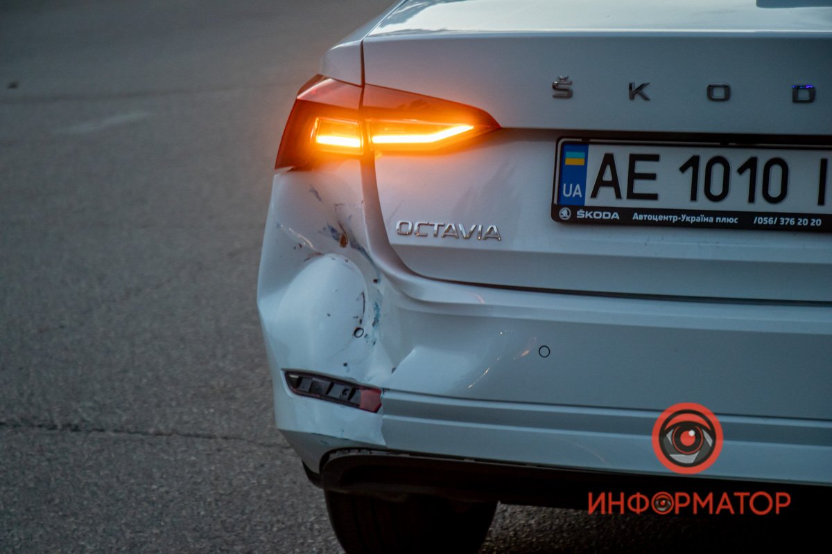 Skoda двигался в правом ряду