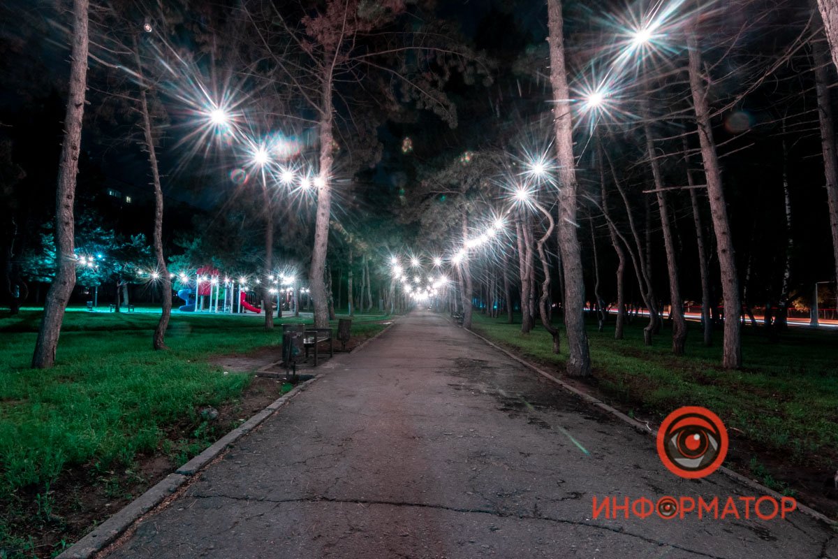 Аллея под фонарями