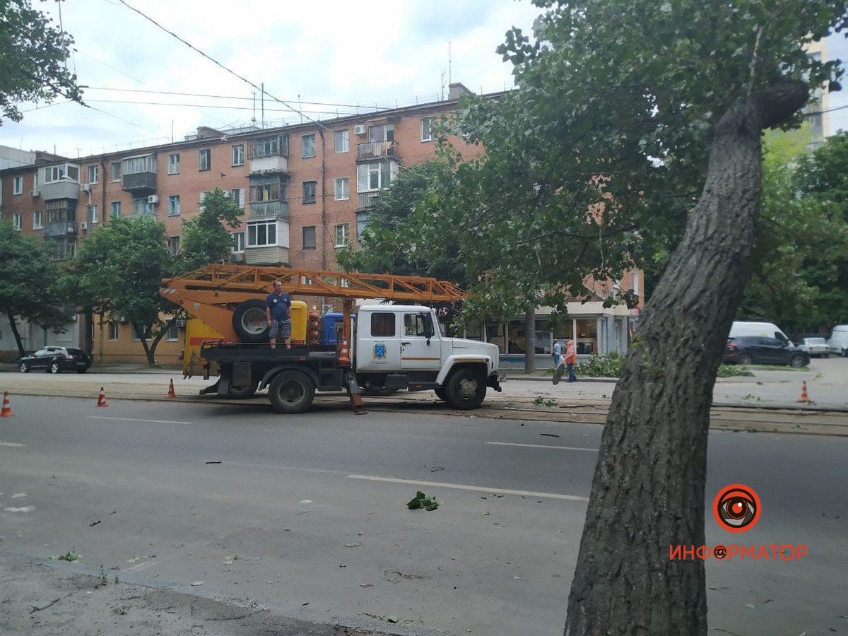 На месте коммунальные службы, энергетики и сотрудники ГСЧС