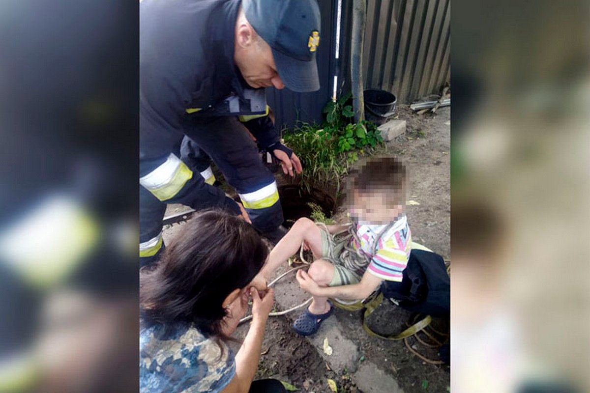 6-летний мальчик упал в канализационный колодец