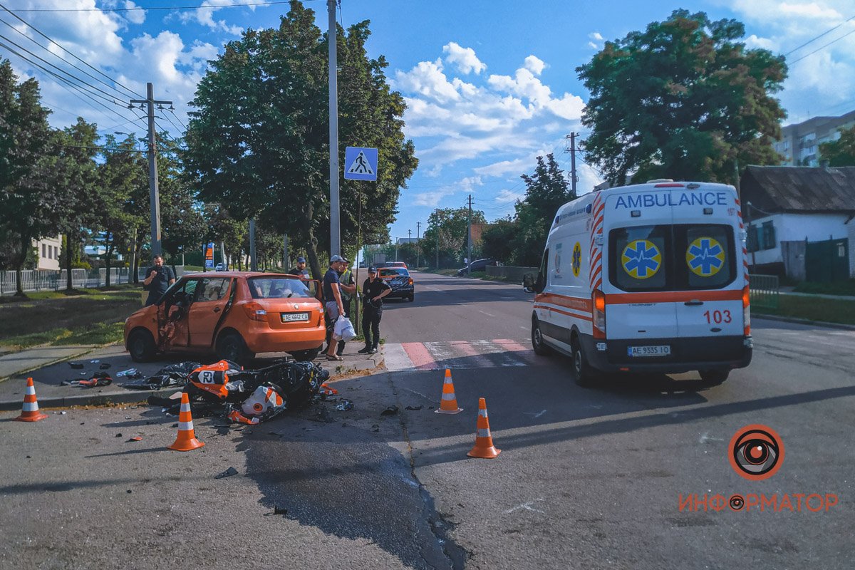 Столкнулись автомобиль Skoda и мотоцикл Yamaha