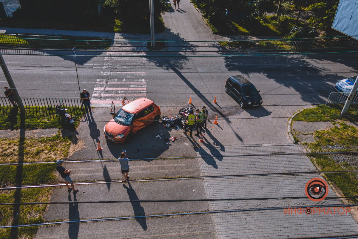 Skoda выезжала со двора и пересекала Рабочую