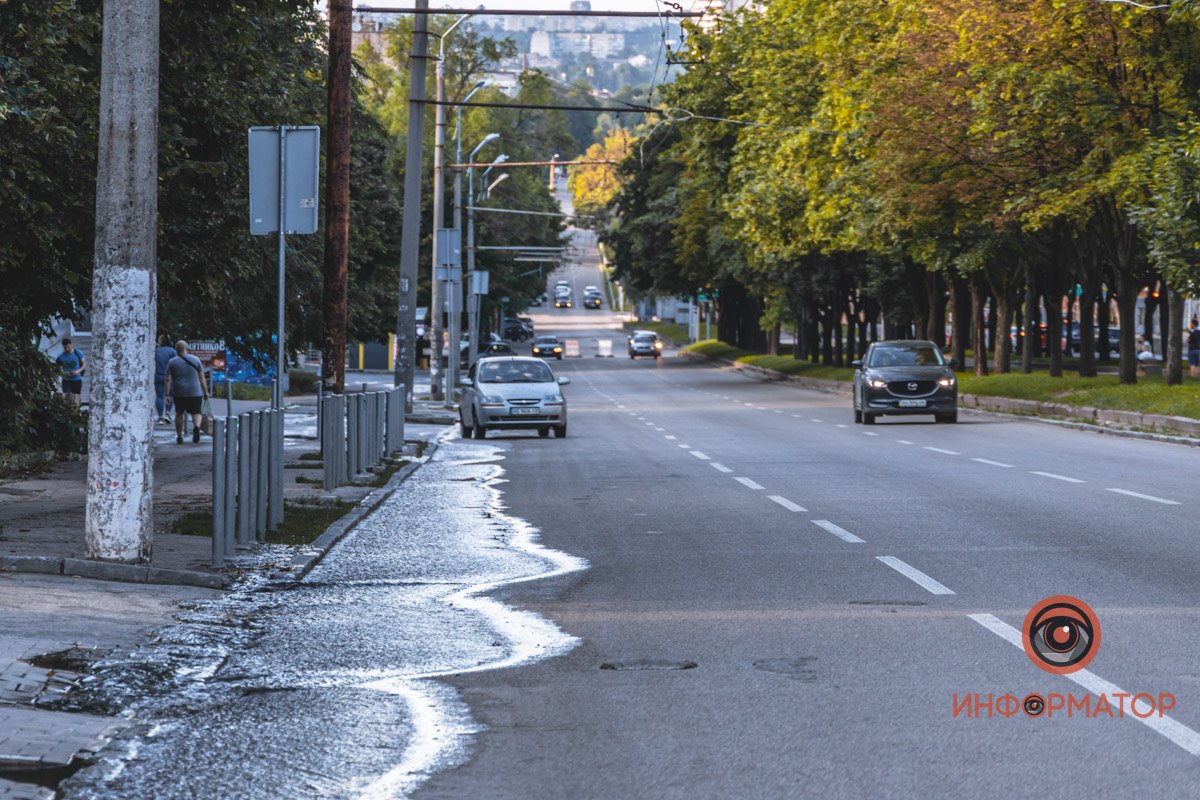 Вода била из люка на тротуаре возле дома №42 Вода била из люка на тротуаре возле дома №42