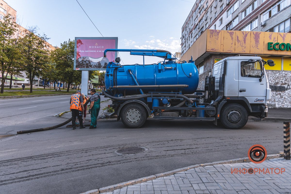 На месте работала аварийная бригада "Днепрводоканала" На месте работала аварийная бригада "Днепрводоканала"