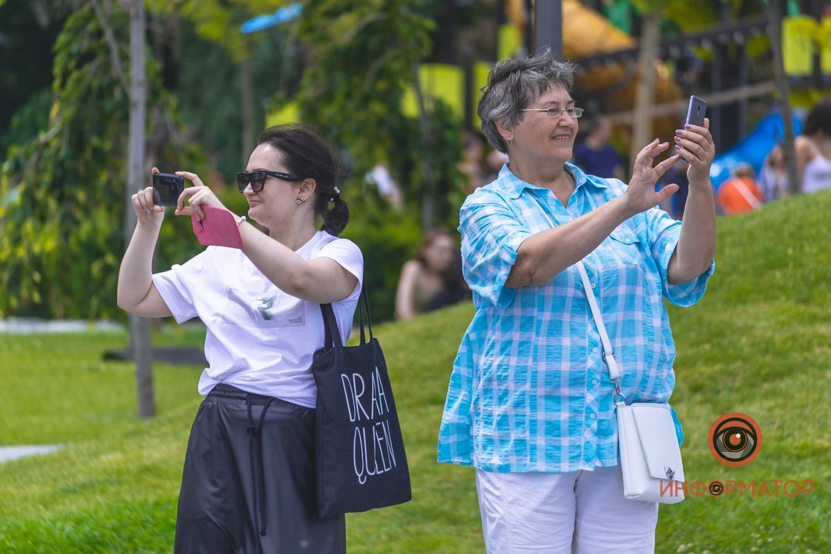 И там и тут показывают