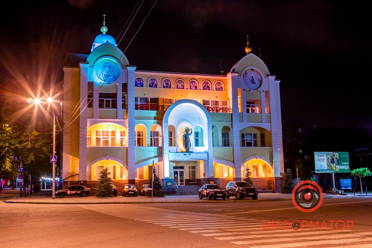 Ночью выглядит еще величественней