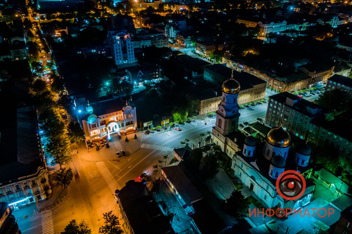 Золотые купола на фоне большого города