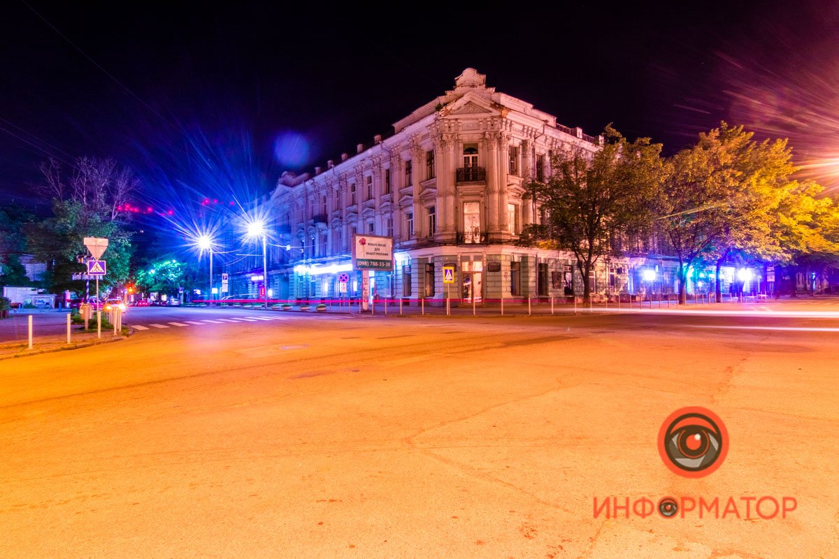 Спиной к площади