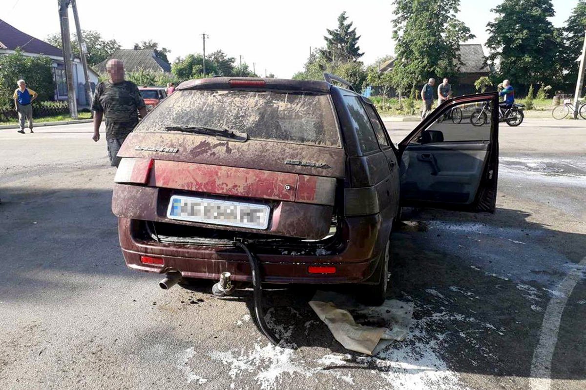 Здесь столкнулись автомобили ВАЗ 2111 и Mercedes Sprinter Здесь столкнулись автомобили ВАЗ 2111 и Mercedes Sprinter