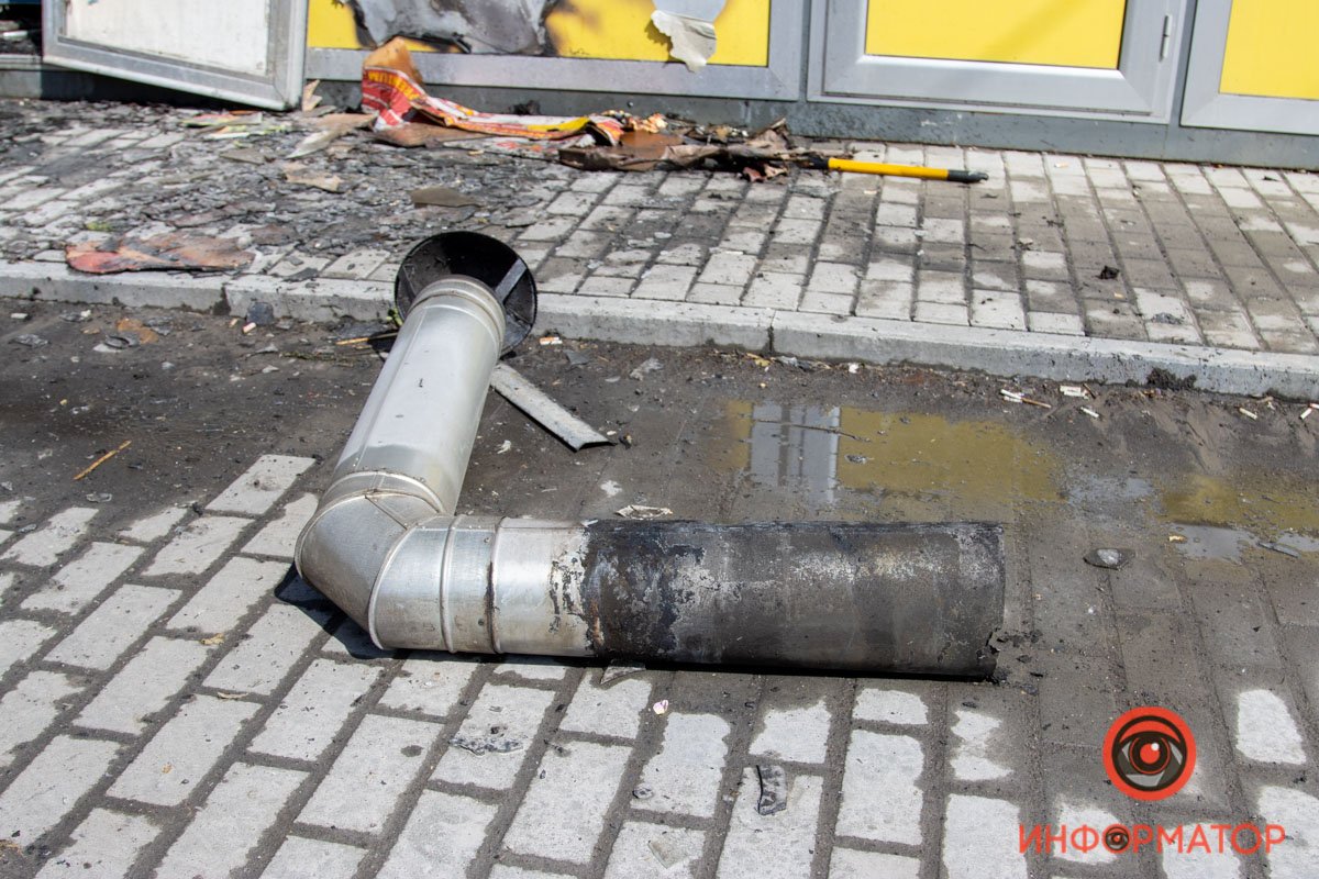 В Днепре на Слобожанском проспекте горел киоск с шаурмой 7