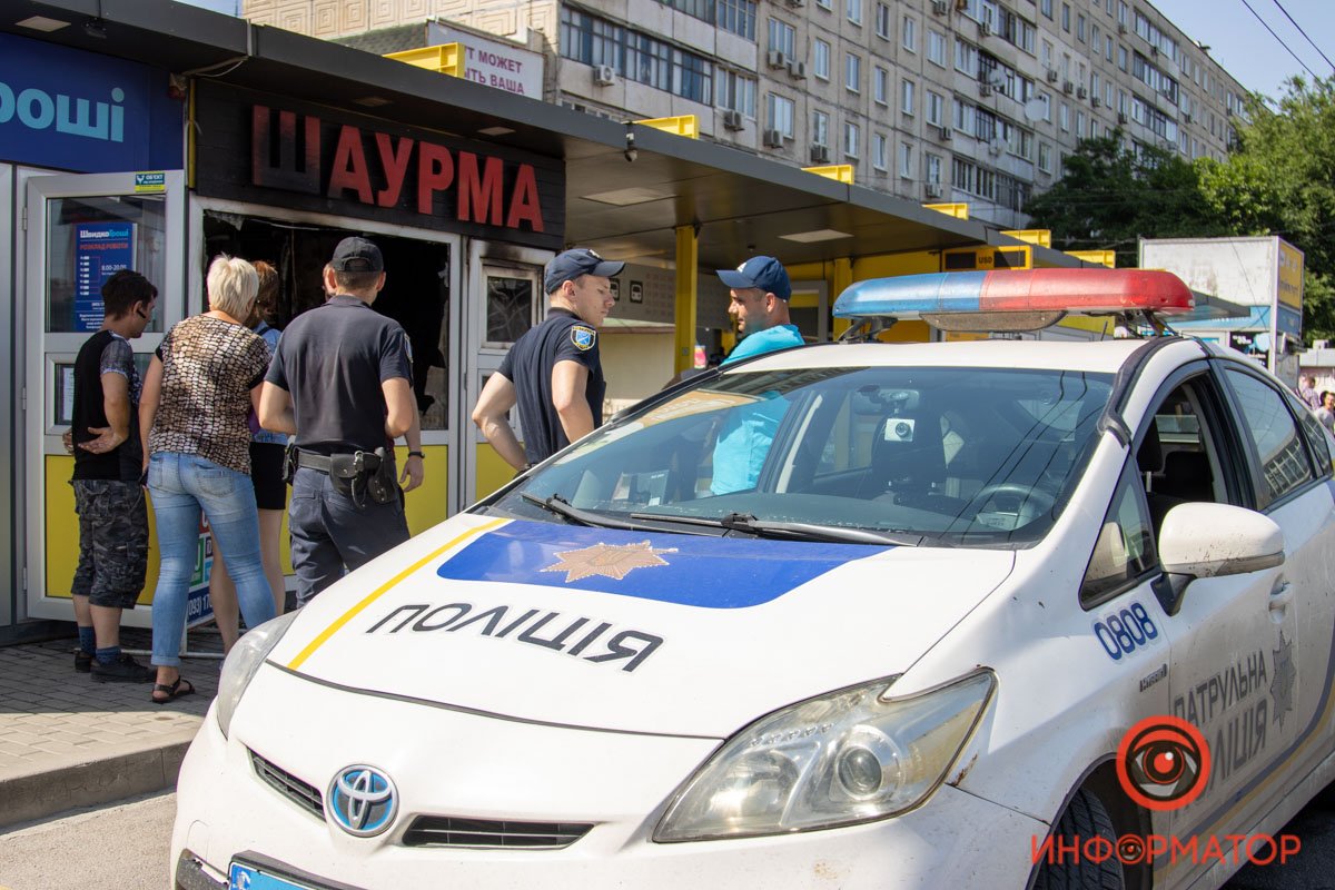 В Днепре на Слобожанском проспекте горел киоск с шаурмой 10