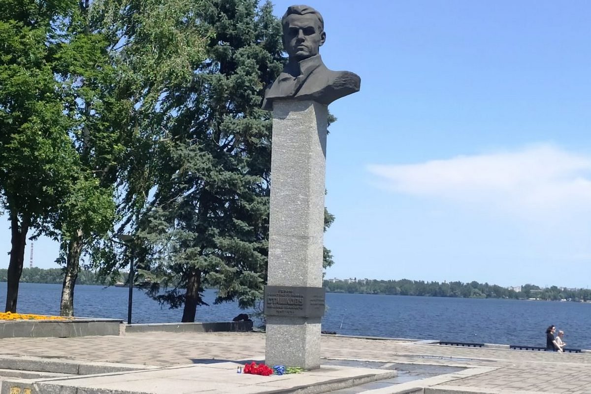 В Днепре возле памятников событиям 1941-1945 годов стали появляться свечи и цветы от ОПЗЖ 1