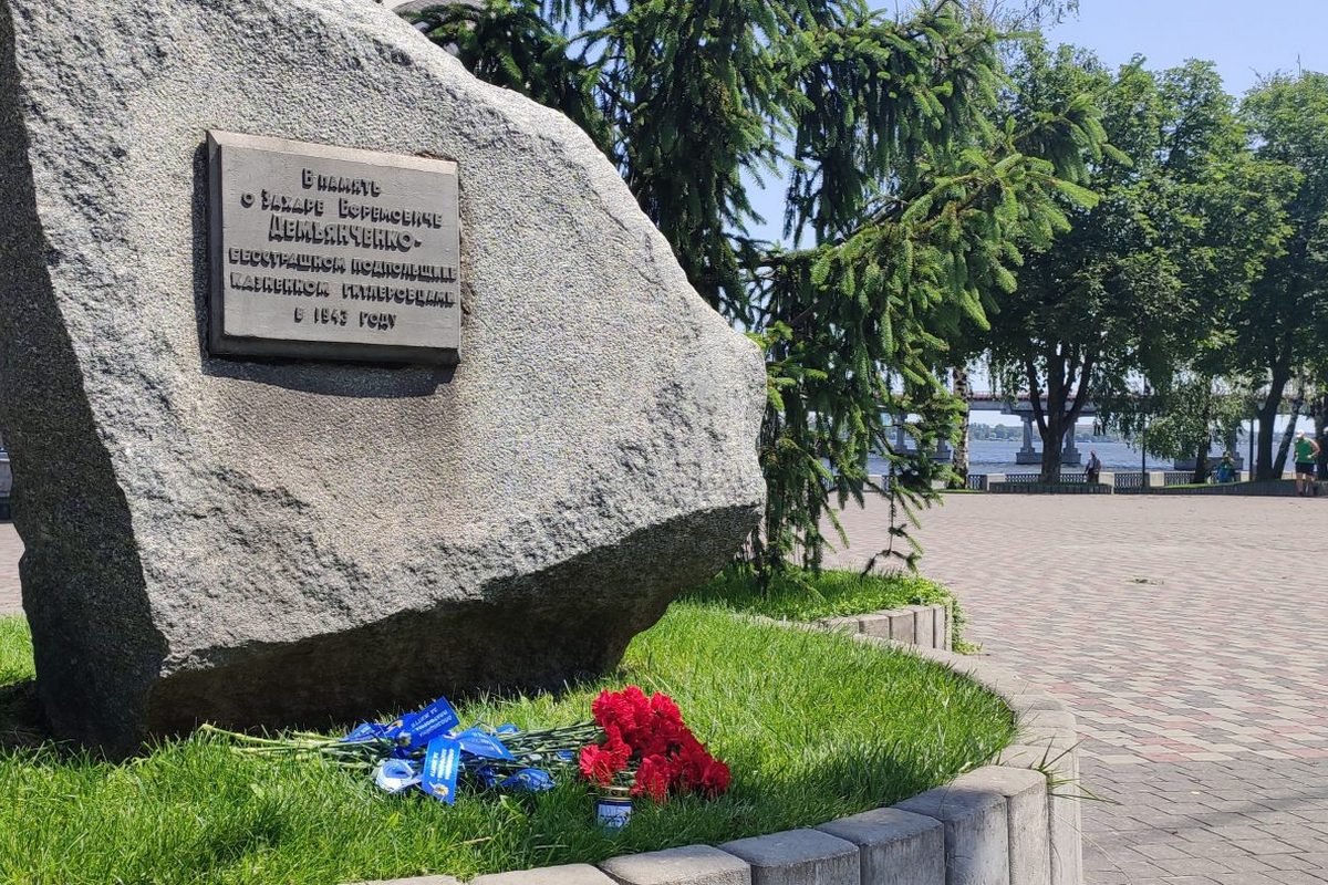В Днепре возле памятников событиям 1941-1945 годов стали появляться свечи и цветы от ОПЗЖ 3