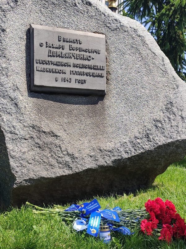 В Днепре возле памятников событиям 1941-1945 годов стали появляться свечи и цветы от ОПЗЖ 4