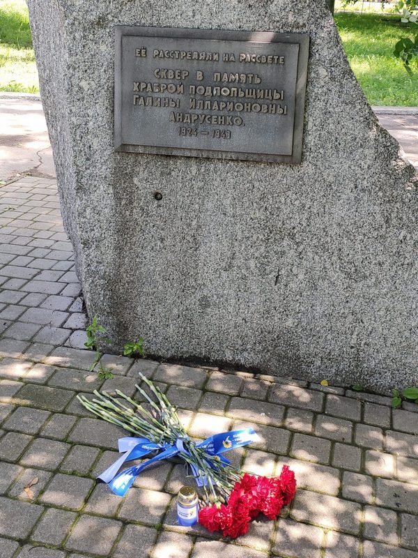 В Днепре возле памятников событиям 1941-1945 годов стали появляться свечи и цветы от ОПЗЖ 6