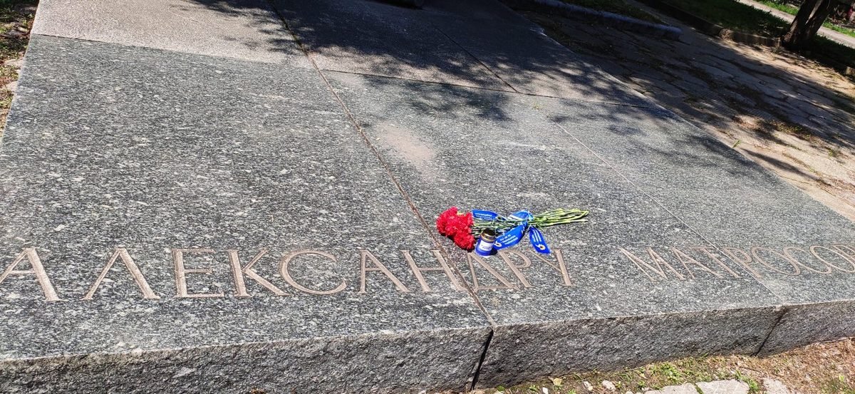 В Днепре возле памятников событиям 1941-1945 годов стали появляться свечи и цветы от ОПЗЖ 7
