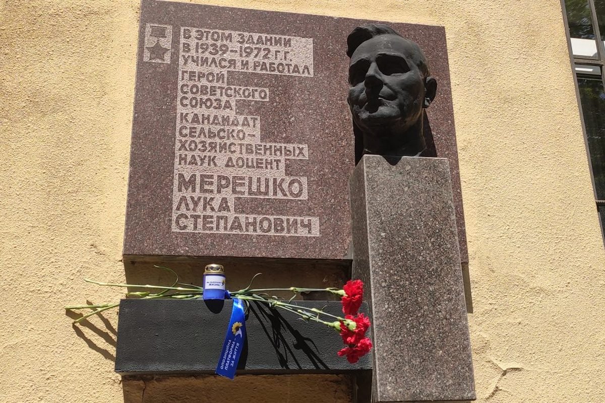 В Днепре возле памятников событиям 1941-1945 годов стали появляться свечи и цветы от ОПЗЖ 9