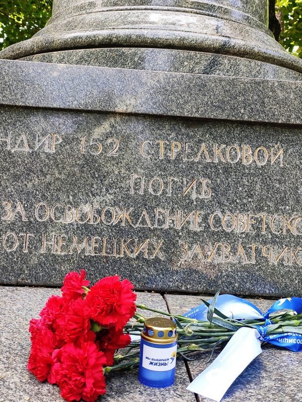 В Днепре возле памятников событиям 1941-1945 годов стали появляться свечи и цветы от ОПЗЖ 10