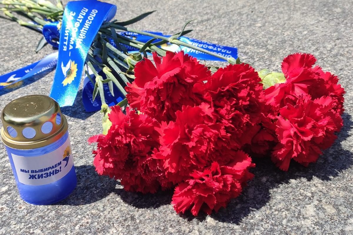 В Днепре возле памятников событиям 1941-1945 годов стали появляться свечи и цветы от ОПЗЖ 11