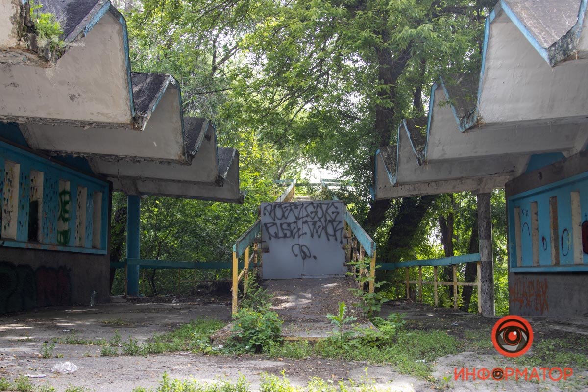 Тут можно было спрятаться от дождя Тут можно было спрятаться от дождя