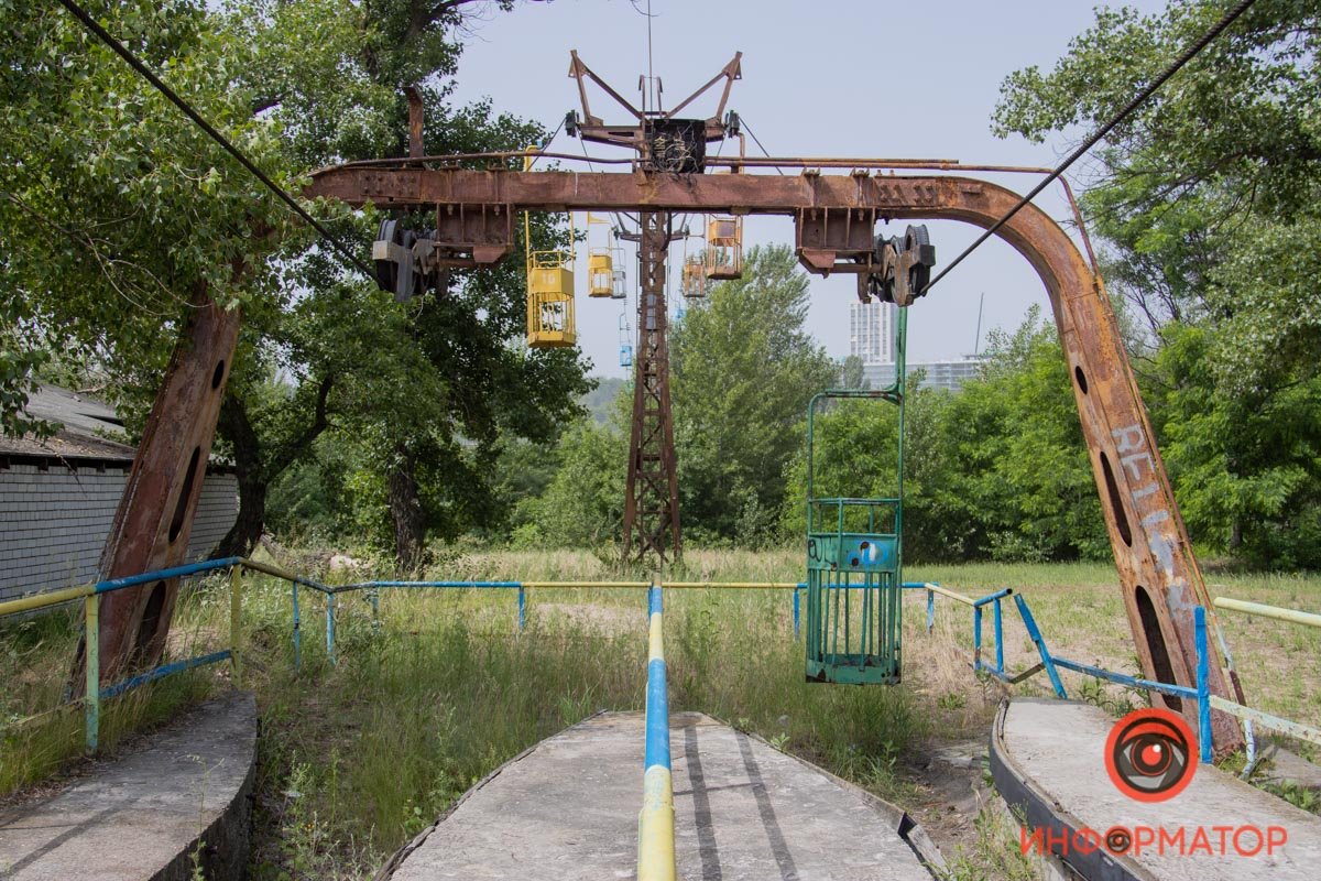 Может показаться, что кабинки едут Может показаться, что кабинки едут