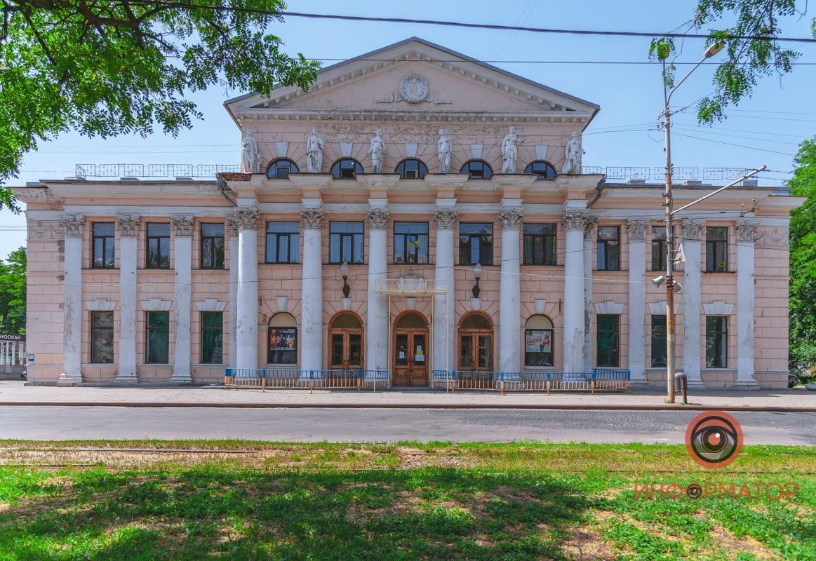А так театр выглядел в прошлом году без афиши