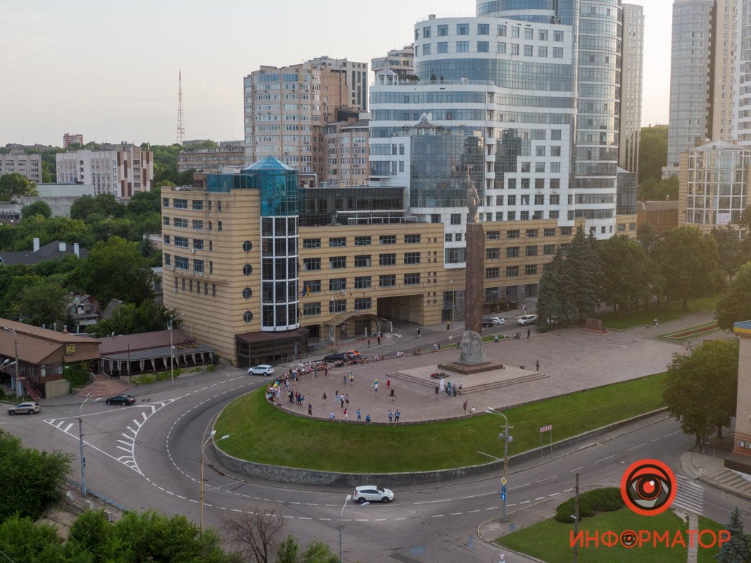 Возле памятника Славы сегодня многолюдно