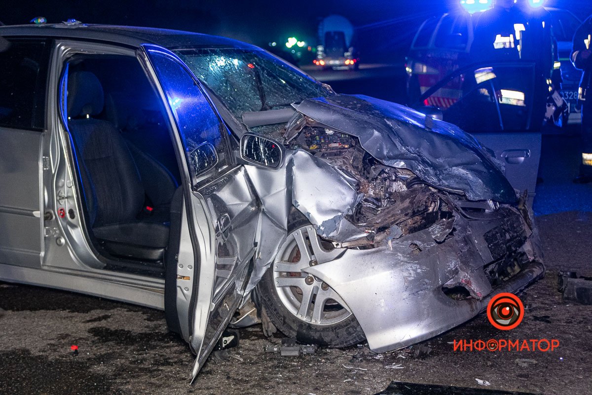 Водителя и пассажира Honda зажало в машине