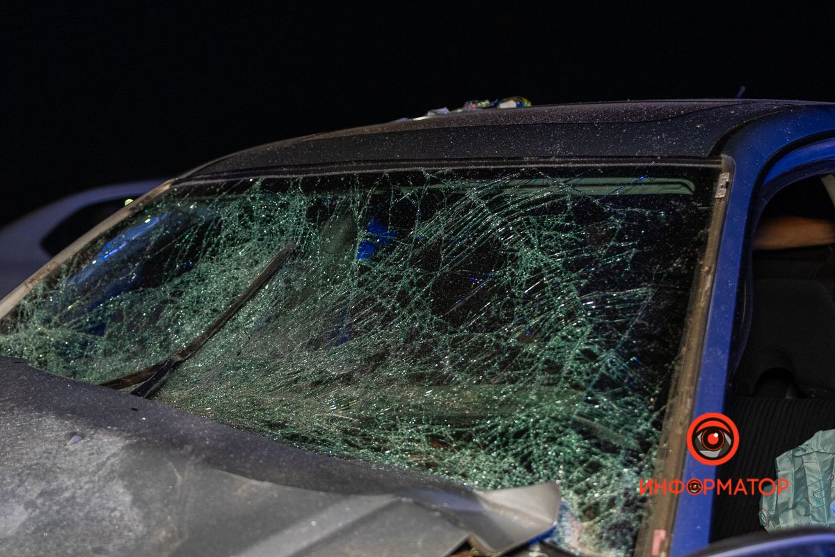 Лобовое стекло Honda после удара с Mazda