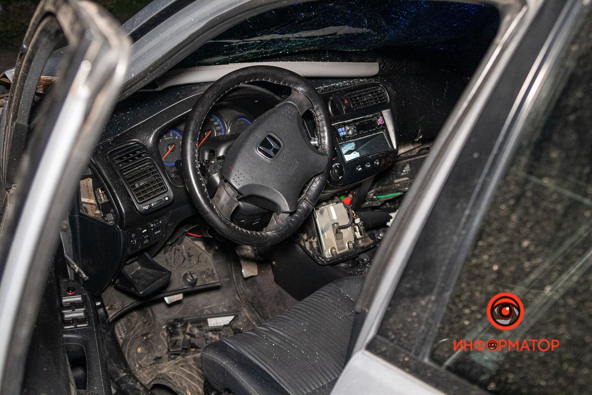 В салоне Honda находилось двое людей