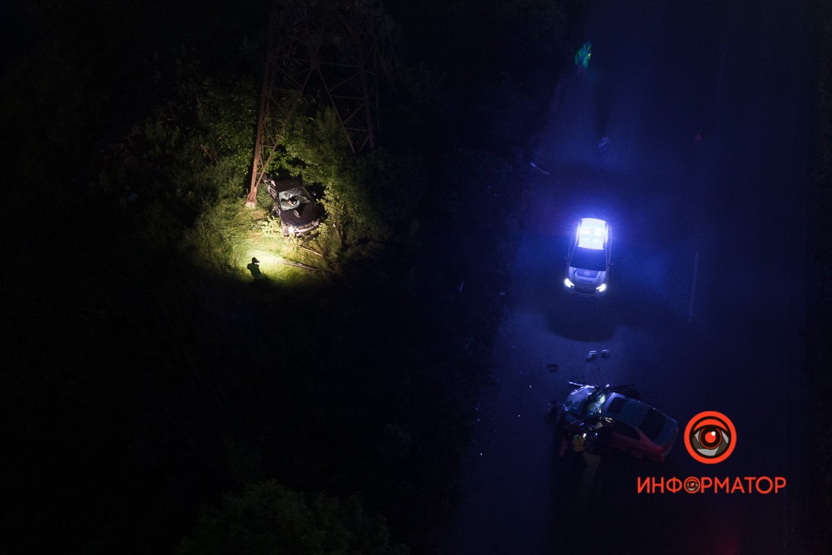 Mazda после удара врезалась в электроопору 