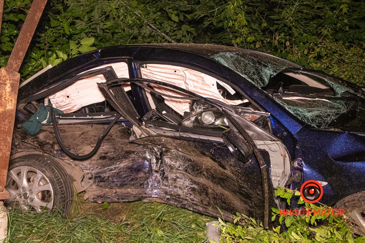 Боковая часть Mazda сильно деформировалась