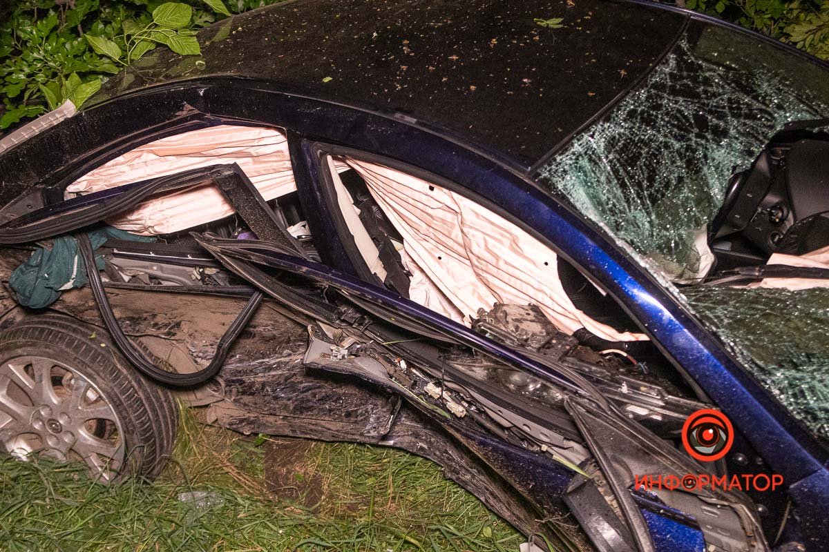 Водитель и пассажир Mazda серьезно пострадали, их забрала скорая