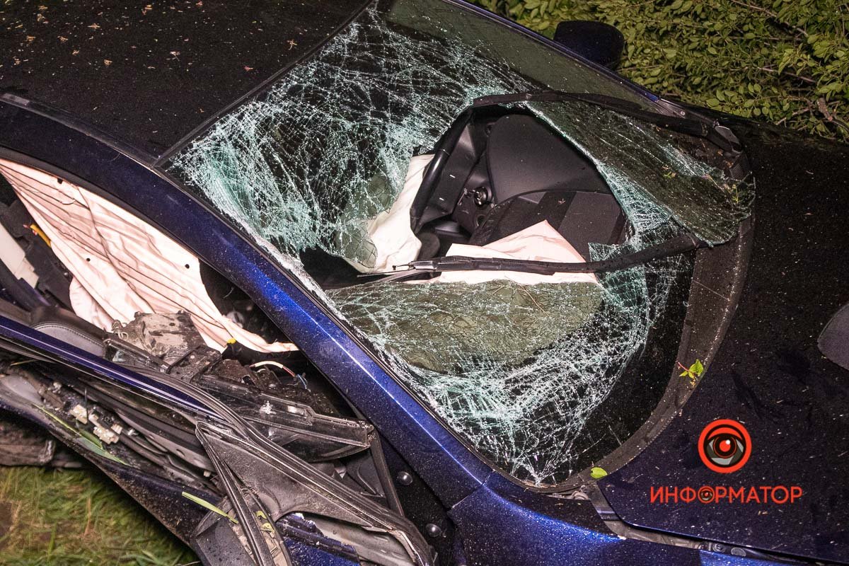 Водитель вылетел через лобовое стекло