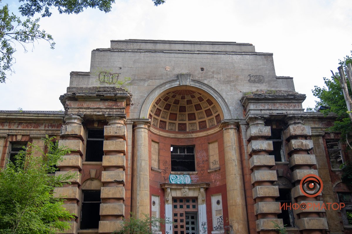 На территории заброшенного Дворца профилактики обнаружили труп мужчины