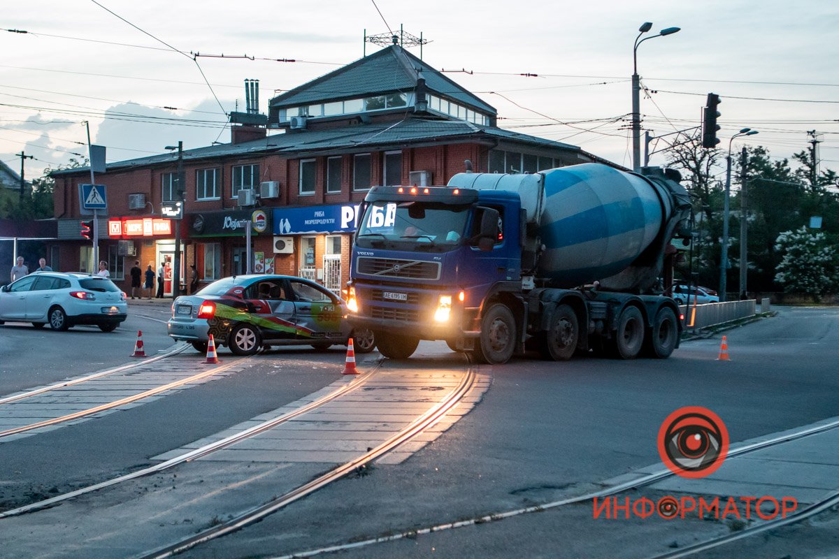 Предварительно, такси ехало на "красный" по Антоновича
