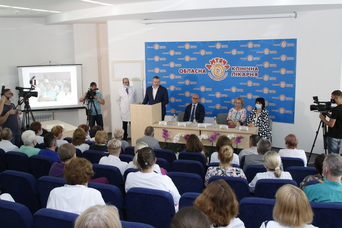 Медики получили грамоты и ценные подарки