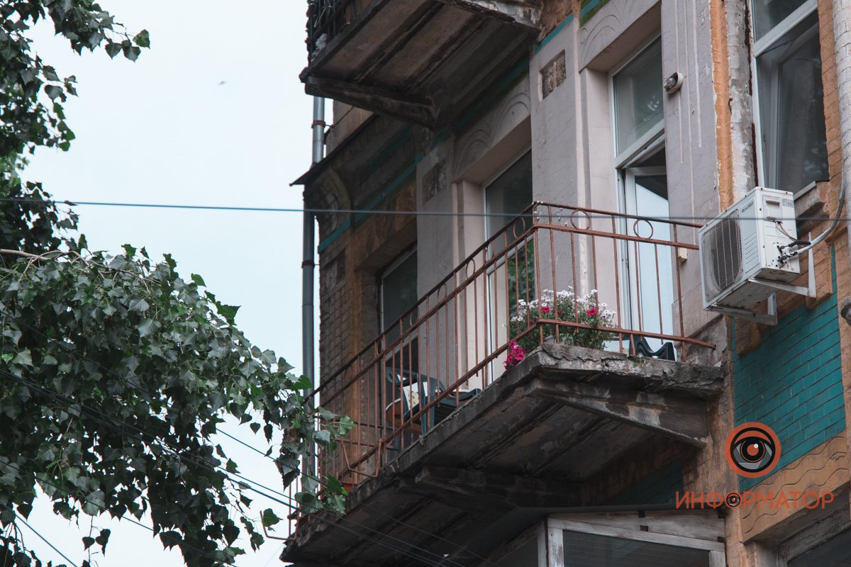 В тени деревьев