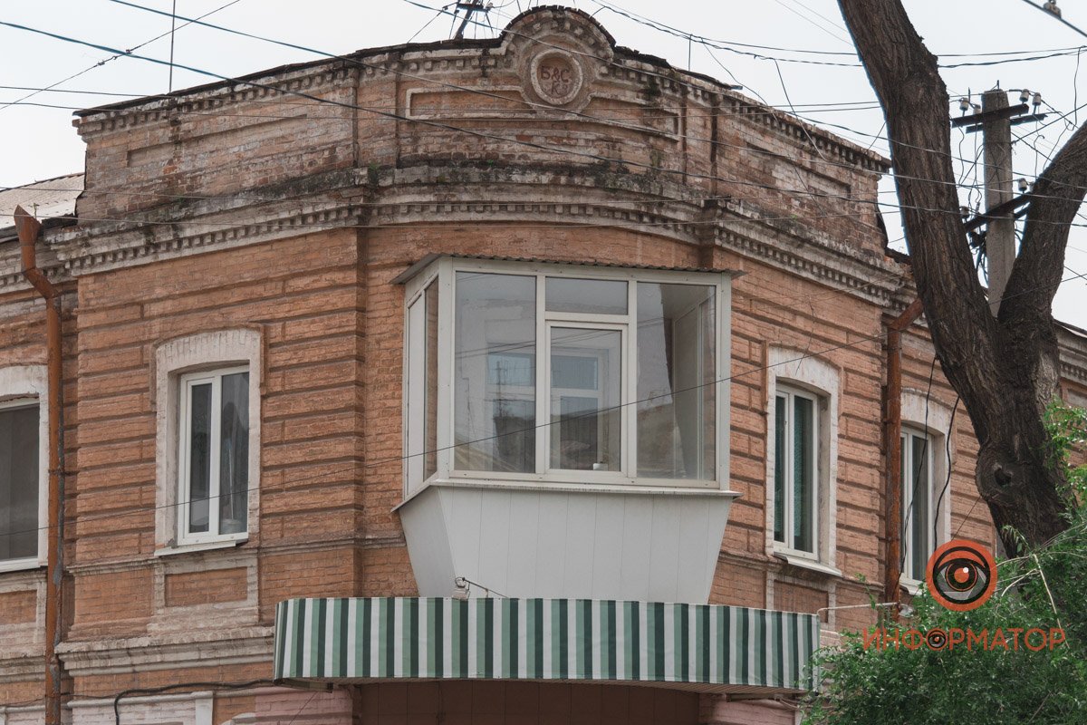 Стоит на арбузе