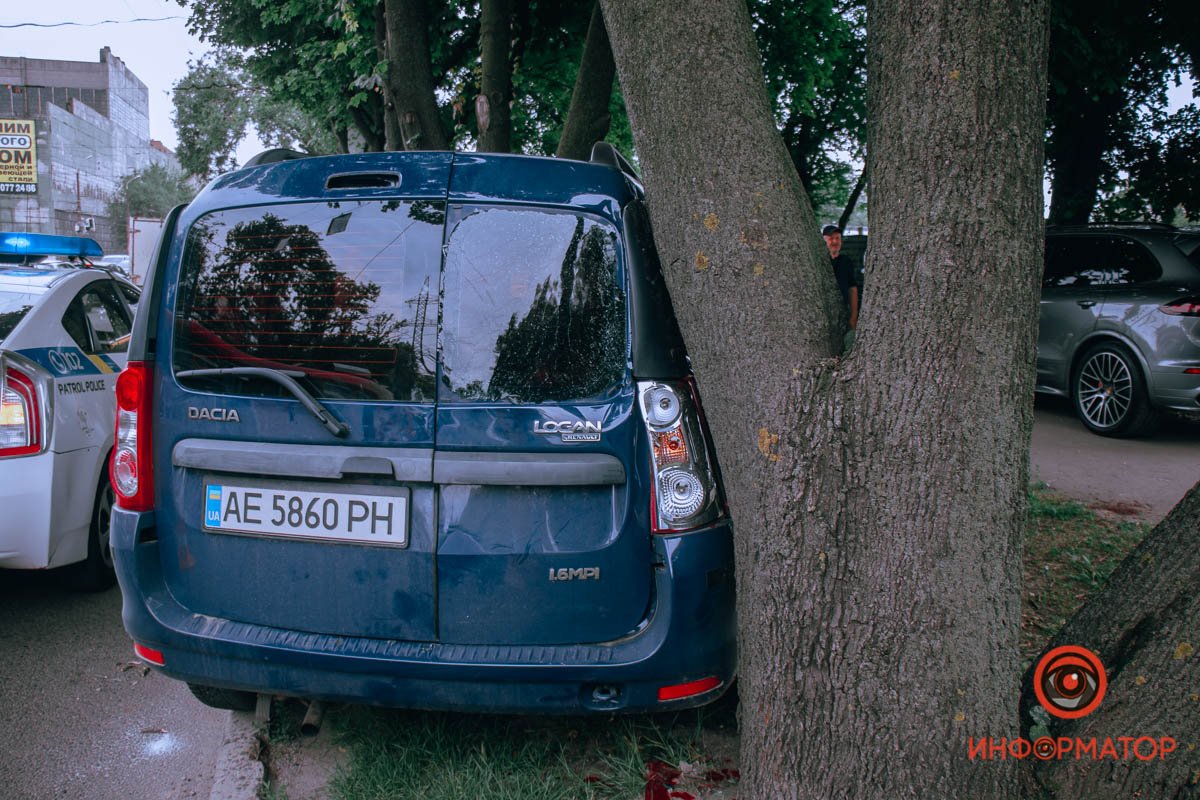 Dacia двигался в центральной полосе Dacia двигался в центральной полосе