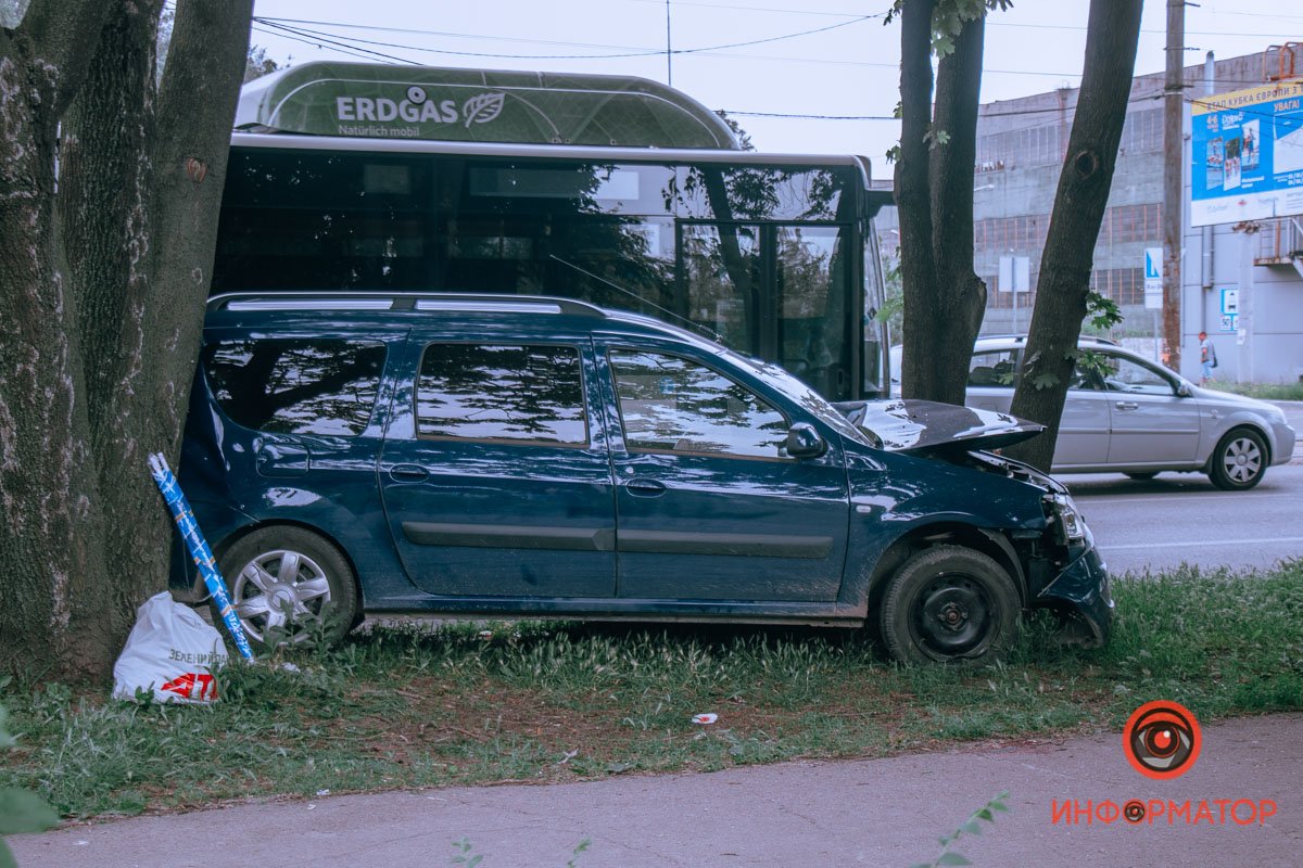 Opel не убедился в безопасности маневра и выполнил разворот, не заметив Dacia Opel не убедился в безопасности маневра и выполнил разворот, не заметив Dacia
