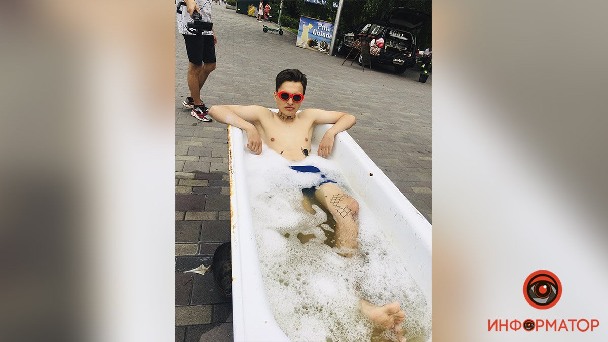 Парень решил расслабиться Парень решил расслабиться