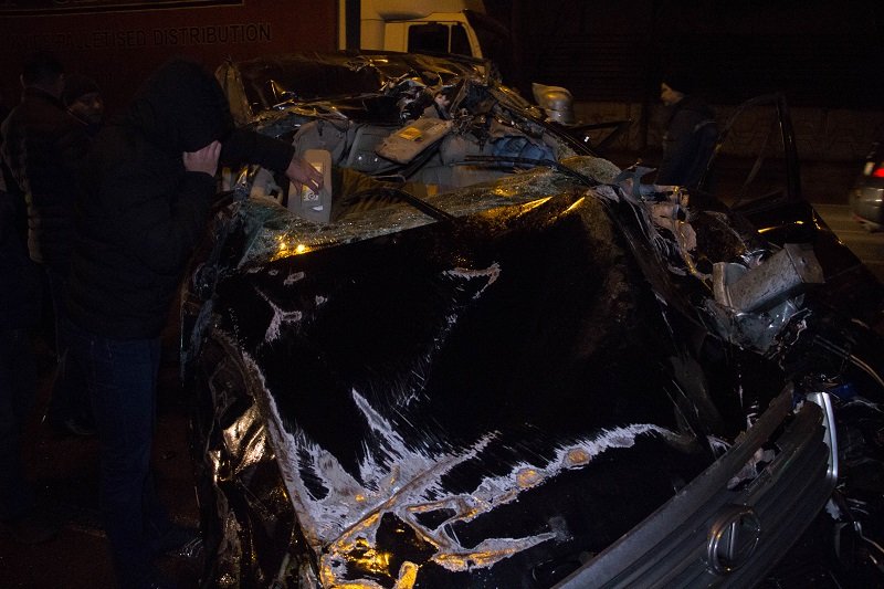 ДТП на Набережной: Lexus врезался в дорожный барьер (ВИДЕО) 1