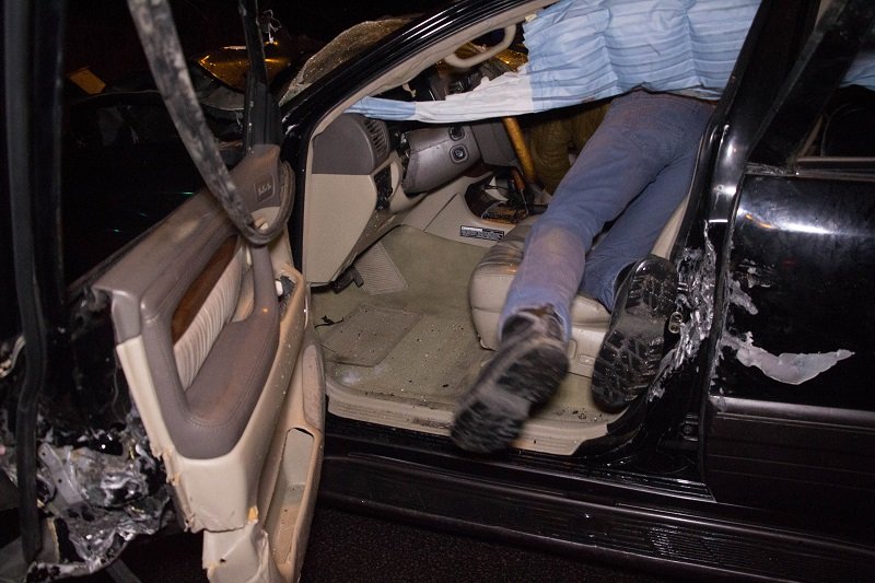 ДТП на Набережной: Lexus врезался в дорожный барьер (ВИДЕО) 3