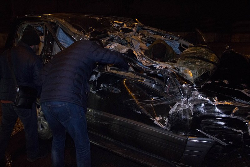 ДТП на Набережной: Lexus врезался в дорожный барьер (ВИДЕО) 4